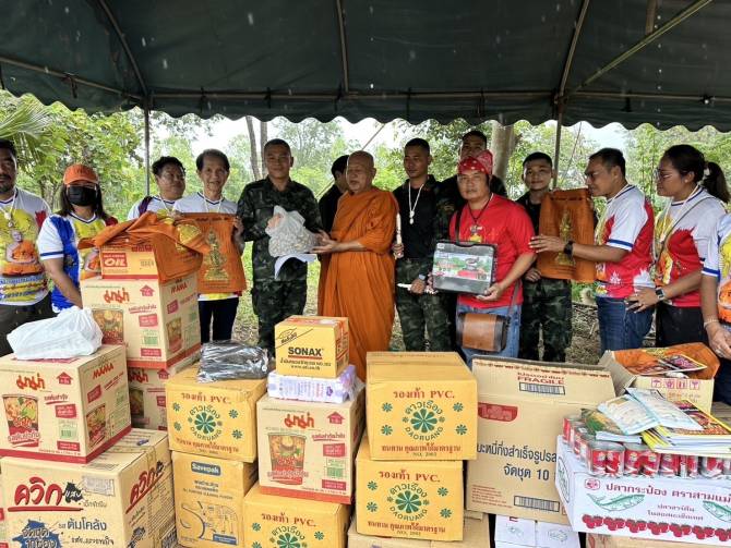 พระอาจารย์แดง มอบวัตถุมงคล-ของใช้ หนุนใจทหารชายแดน