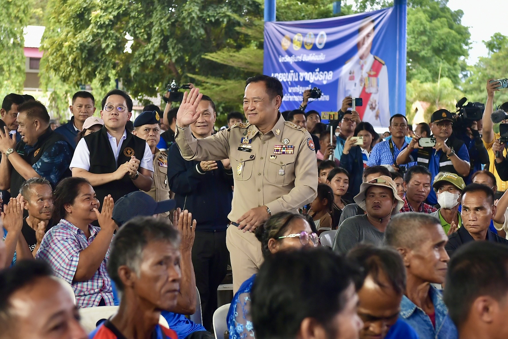 “อนุทิน” ลงพื้นที่ชายแดนสุรินทร์ เยี่ยมผู้ประสบภัย